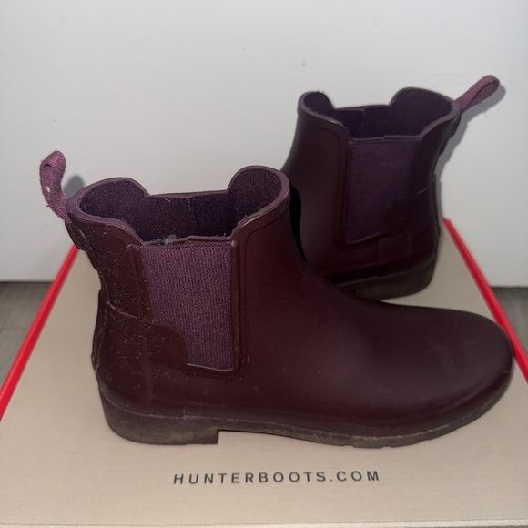 Hunter Women’s Burgundy/Maroon Chelsea Boots - Picture 2 of 5